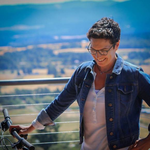 Meet your Posher, Trish - Picture 1 of 1